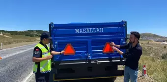 Yozgat Merkez İlçe Jandarma Komutanlığı Traktör Sürücülerine Trafik Bilgisi Verdi