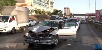 Maltepe'de seyir halindeki otomobil kaza yapan araca çarptı