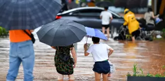 Çin'in Hunan eyaletinde sağanak yağış nedeniyle 15 yol sular altında kaldı