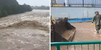 Rize'de şiddetli yağış sonrası sel: Yollar göle döndü