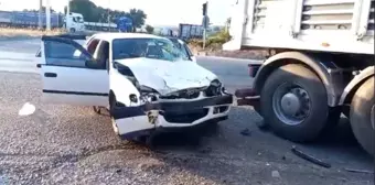 Yalova-Bursa Karayolunda Tıra Çarpan Otomobilde 4 Kişi Yaralandı