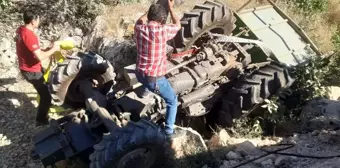 Adıyaman'ın Besni ilçesinde traktör devrildi, sürücü yaralandı