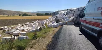 Dinar'da Kamyon Yol Ortasında Yan Yattı, 1 Kişi Yaralandı