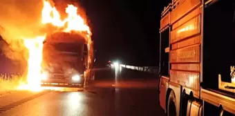 Hatay'da seyir halindeyken yanmaya başlayan tır alevlere teslim oldu