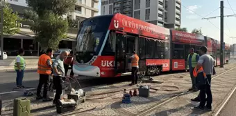 İzmir'de tramvay raydan çıktı, yolcular tahliye edildi