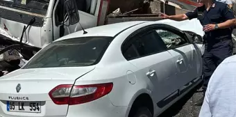 Adıyaman'da Kamyonet ile Otomobil Çarpıştı: 1 Ölü, 3 Yaralı