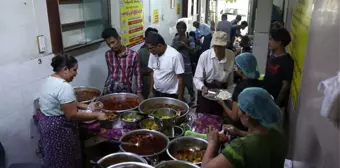 Myanmar'da İnsanlar Ucuz ve Besleyici Gıdalar İçin Sıraya Giriyor