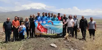 Doğa Tutkunu Abdullah Yıldız, Ağrı Dağı'ndan Yamaç Paraşütüyle İniş Yaptı