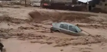 Ağrı'da Yıldırım Çarpması Sonucu Çoban Yaralandı, Sağanak Yağış Sele Dönüştü