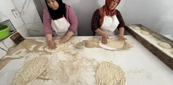 Hatay'da ailecek çalışan fırın sahibi müşterilerini ekmeksiz bırakmıyor