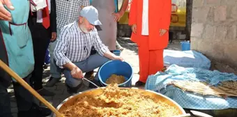 Kocasinan Belediye Başkanı Ahmet Çolakbayrakdar, Obruk Mahallesi'nde pilav şenliğinde vatandaşlarla buluştu