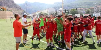 Amasya'da Sıcak Havada Antrenman Yapan Futbolcular Serinliyor