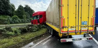 Rize'de tırın refüje çarptığı kazada sürücü yaralandı