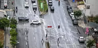 İstanbul'da Gece Başlayan Yağmur Trafiği Etkiledi