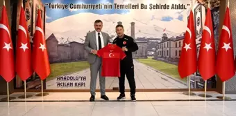 Erzurum Valisi Mustafa Çiftçi, 19 Yaş Altı Milli Futbol Takımı Teknik Sorumlusu Sabri Sarıoğlu'nu kabul etti