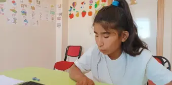 Görme Engelli Çocuk Braille Alfabesiyle Okuma ve Yazmayı Öğrendi