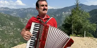 Artvin'in Şavşat ilçesinde 44 yıldır akordiyon çalan Mehmet Yılmaz