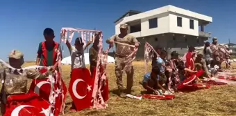 Diyarbakır'da Dicle Elektrik çalışmasına engel olan çocuklara jandarma tarafından ikramlık yiyecekler ve Türk bayraklı uçurtmalar dağıtıldı