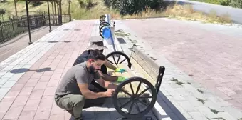 Hakkari Belediyesi Hasar Gören Oturma Banklarını Yeniliyor