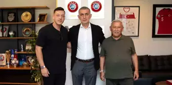 İbn Haldun Üniversitesi Mütevelli Heyeti Başkanı Prof. Dr. İrfan Gündüz ve Mesut Özil, TFF Başkanı Hacıosmanoğlu'nu ziyaret etti