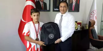 Ağrı Gençlik ve Spor İl Müdürü, İsmail Demirci U13 Erkekler Serbest Güreş Türkiye Şampiyonası'nda başarılı olan güreşçileri kabul etti