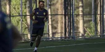 MKE Ankaragücü'nde Jamaikalı futbolcu Renaldo Cephas antrenmana çıktı