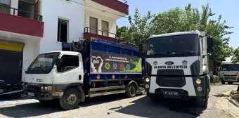 Alanya'da bir evden 4 kamyon çöp çıkarıldı