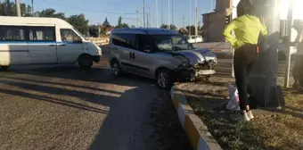 Isparta'da hafif ticari araç ile cip çarpıştı, 1 kişi yaralandı