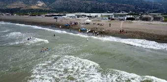 Hatay'da çocuklar ücretsiz sörf kursunda eğitim alıyor