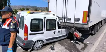 Amasya'da Tırın Dorsesine Çarpan Araç Sürücüsü Hayatını Kaybetti