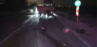 Afyonkarahisar'da Motosiklet-Traktör Kaza: 2 Kişi Hayatını Kaybetti