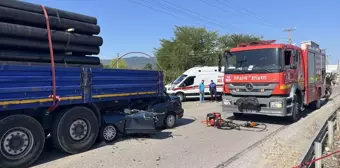 Sakarya'da park halindeki tıra arkadan çarpan otomobilin sürücüsü hayatını kaybetti