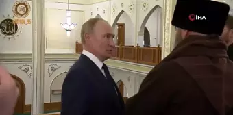 Putin'in camide Kuran-ı Kerim'i öptüğü anlar dikkat çekti