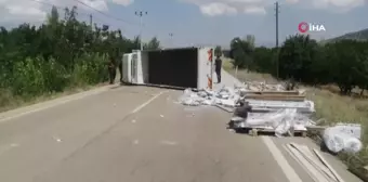 İnşaat malzemesi yüklü kamyonet yan yattı: 1 yaralı