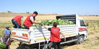 Aksaray Belediyesi, sürücülere ve vatandaşlara 80 ton karpuz dağıttı