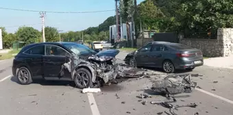 Sapanca'da otomobil ve cipin karıştığı kaza: 3 yaralı