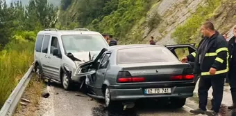 İnebolu'da Otomobil ile Hafif Ticari Araç Çarpıştı: 7 Yaralı