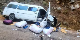 Alanya'da freni boşalan minibüs kaza yaptı: 6 yaralı