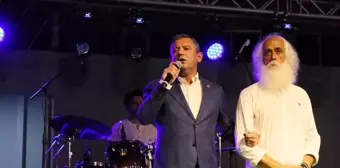 CHP Genel Başkanı Özgür Özel, Suavi Konserini Dinledi