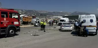 Kahramanmaraş'ta Kamyonla Çarpışan Araç Sürücüsü Hayatını Kaybetti