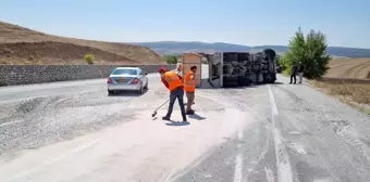 Çorum'un Alaca ilçesinde kamyon devrildi, sürücü yaralandı