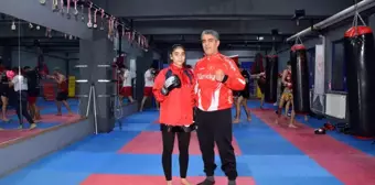 Özlem Melek Korkmaz Kick Boks Gençler Dünya Şampiyonası'nda Altın Madalya Kazandı