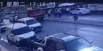 Gaziantep'te Minibüs Park Halindeki Aracın Üzerine Çıktı