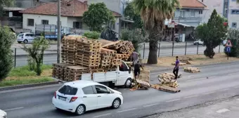 Aydın'da Kamyonetin Yola Saçılan Paletleri Trafikte Faciaya Neden Oluyordu