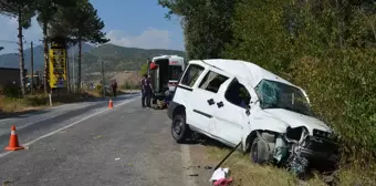 Çorum'un Laçin ilçesinde hafif ticari araç devrildi, 4 kişi yaralandı