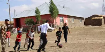 Hamur Kaymakamı Mehmet Nesip Mahir, köy okullarını ziyaret etti