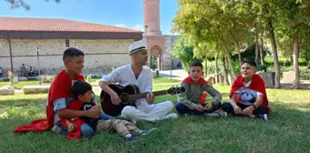 Sanatçı Murat Evgin, Zile'de Çocuklarla 'Şehit' Türküsünü Söyledi