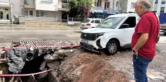 İzmir'de Sağanak Yağış: Yollar Göle Döndü, Araç Göçen Yolun İçine Düştü