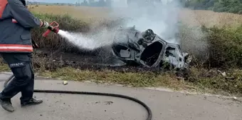 Sakarya'da Otomobil Yanarak Kullanılamaz Hale Geldi