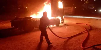 Hatay'da Park Halindeki Tır Alev Alev Yandı